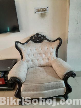 ক্লাসিক কাঠের সোফা (৩+২+১) টি-টেবিলসহ সেট বিক্রয় করা হবে।